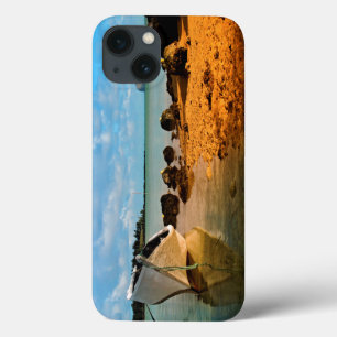 Visboot op Mauritiaans strand met eiland iPhone 13 Hoesje