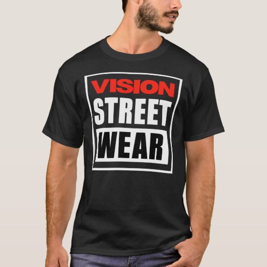 Vision Street Porte un T-shirt essentiel (Devant)