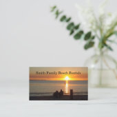 Visite Couple Assis Sur La Plage Au Sunset Carte de visit (Debout devant)
