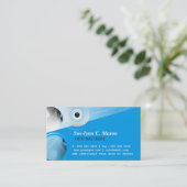 Visite L'optométrie d'optométriste observe le carte de (Debout devant)