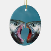 Vissen schreeuwen naar elkaar in een schreeuwwedst keramisch ornament (Rechts)