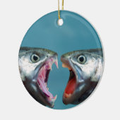 Vissen schreeuwen naar elkaar in een schreeuwwedst keramisch ornament (Links)