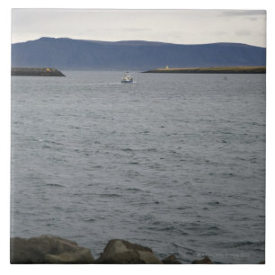 Vissende boot die de haven verlaat, Reykjavik, IJs Tegeltje