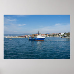 Vissende boot die naar het zee gaat poster