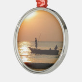 Vissende boot op zonsondergang metalen ornament (Links)