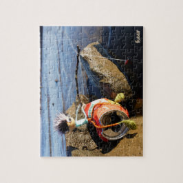 Vissende Fubby op een blikje aan de waterkant. Legpuzzel