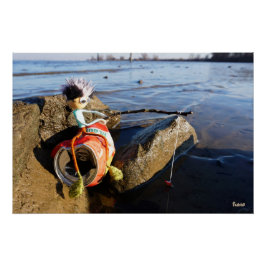 Vissende Fubby op een blikje aan de waterkant. Perfect Poster