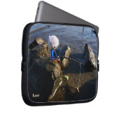 Vissende Fubby op een steen. Laptop Sleeve (Voorkant Rechts)