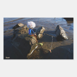 Vissende Fubby op een steen. Rechthoekige Sticker