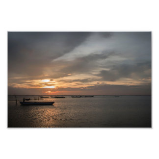 Visser bij zonsondergang op het strand foto afdruk