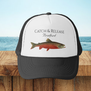 Vissers die op forel vissen, vangen en lossen trucker pet