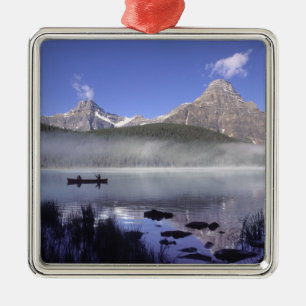 Vissers in kano op Waterfowl Lake, Banff Metalen Ornament