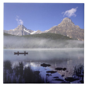Vissers in kano op Waterfowl Lake, Banff Tegeltje