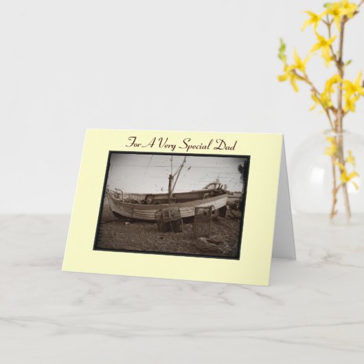 vissersboot met kreeftenpotten op het strand voor  kaart (Gele Bloem)