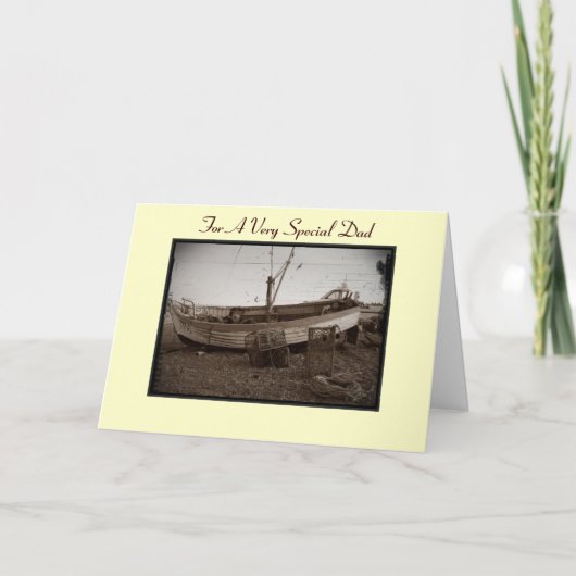 vissersboot met kreeftenpotten op het strand voor  kaart (Voorkant)