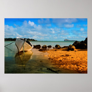 Vist boat op Mauritiaanse strand met eiland Poster