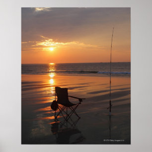 Vist roer en stoel voor de oceaan in het begin poster