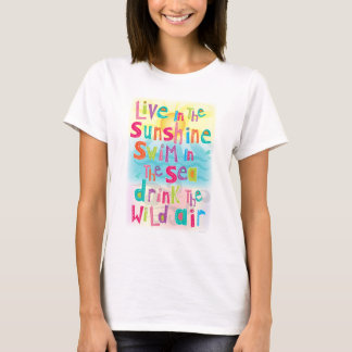 Vivent dans le bain de soleil le T-shirt de