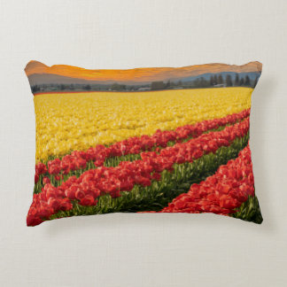 Vivid Red en Gold Tulips in Skagit County Accent Kussen