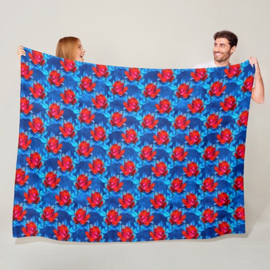 Vivid Red Roses op blauwe achtergrond Fleece Deken (In situ)