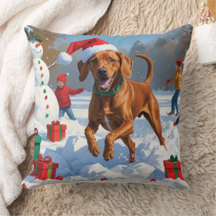 Vizsla hardlopend in de sneeuw met kerstmuts kussen
