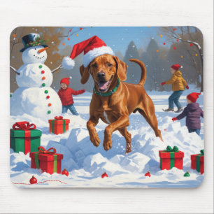 Vizsla hardlopend in de sneeuw met kerstmuts muismat