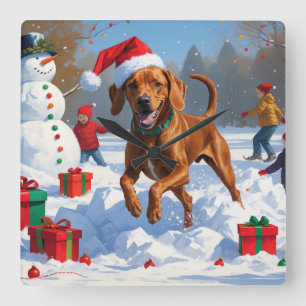 Vizsla hardlopend in de sneeuw met kerstmuts vierkante klok