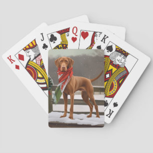 Vizsla-hond in de sneeuw met Kerstmis Pokerkaarten