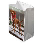 Vizsla Hond in Sneeuw Kerstmis Medium Cadeauzakje (Voorkant Gekanteld)