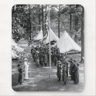 Vlag-opruiend meisje met scout: 1919 muismat
