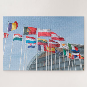 Vlaggen van de Europese landen wapperen buiten het Legpuzzel