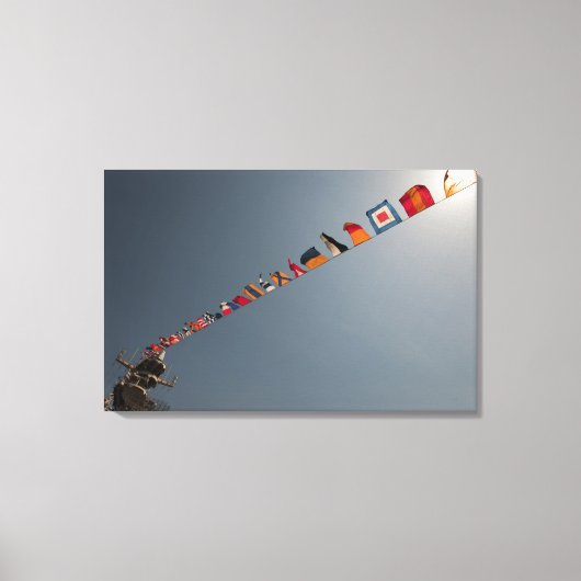 Vlaggen vliegen over het dek van de USS Iwo Jima Canvas Afdruk (Voorkant)