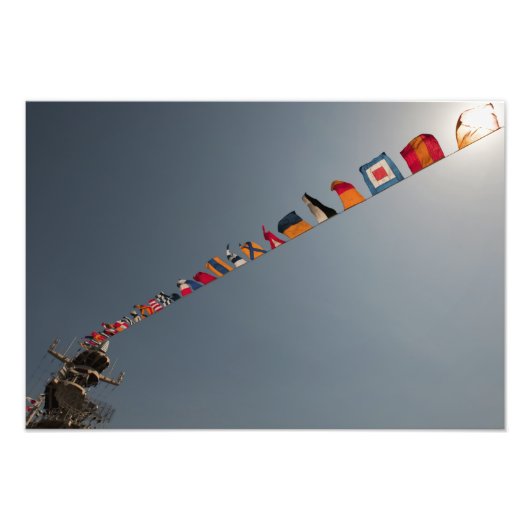 Vlaggen vliegen over het dek van de USS Iwo Jima Foto Afdruk (Voorkant)