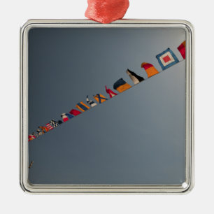 Vlaggen vliegen over het dek van de USS Iwo Jima Metalen Ornament