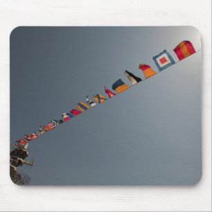 Vlaggen vliegen over het dek van de USS Iwo Jima Muismat