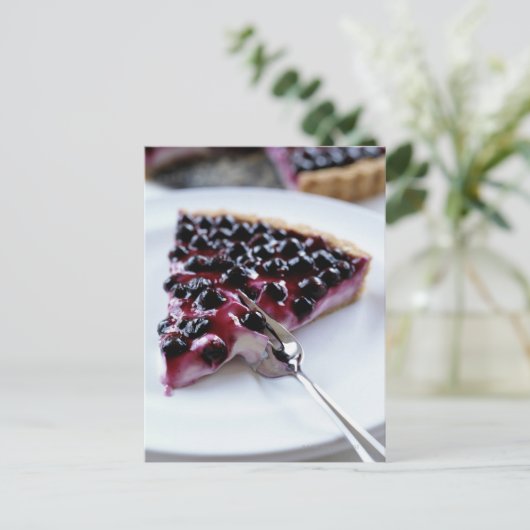 Vlees dat bosbessen snijdt op bord briefkaart (Staand voorkant)