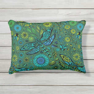 Vlieg een libel op smaragdgroen buitenkussen