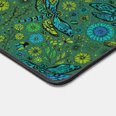 Vlieg een libel op smaragdgroen bureaumat (Hoek)