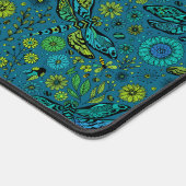 Vlieg, vlieg dragonfly op blauw bureaumat (Hoek)