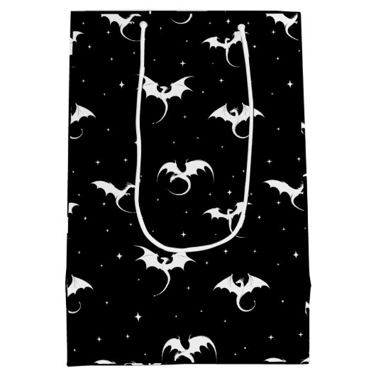 Vliegende draken en sterren op zwarte achtergrond medium cadeauzakje (Achterkant)