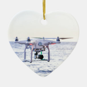 Vliegende drone aan de kust boven zee keramisch ornament