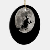 Vliegende heks met een felle maan achter haar keramisch ornament (Rechts)
