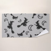 Vliegende heks tussen halve maan bij Halloween nac Badhanddoek (Badhanddoek)