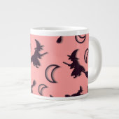 Vliegende heks tussen halve maan bij Halloween nac Extra Grote Beker (Voorkant rechts)