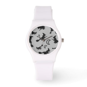 Vliegende heks tussen halve maan bij Halloween nac Horloge