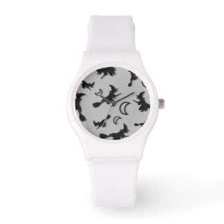 Vliegende heks tussen halve maan bij Halloween nac Horloge