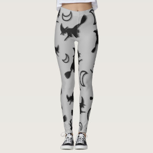 Vliegende heks tussen halve maan bij Halloween nac Leggings