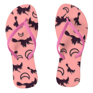 Vliegende heks tussen halve maan bij Halloween nac Teenslippers