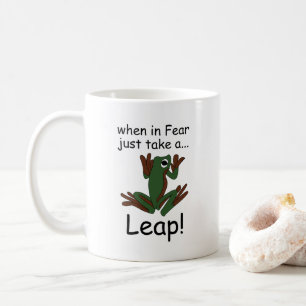 Vliegende kikker die een sprong maakt als hij bang koffiemok