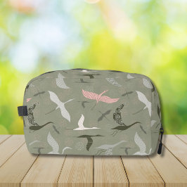 Vliegende kranen patroon op salie groen toilettasje